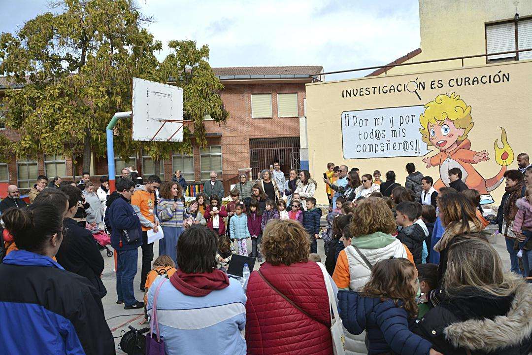 La madre de Martín se dirige al público ene el colegio de Nava donde hay un mural en recuerdo a su hijo.