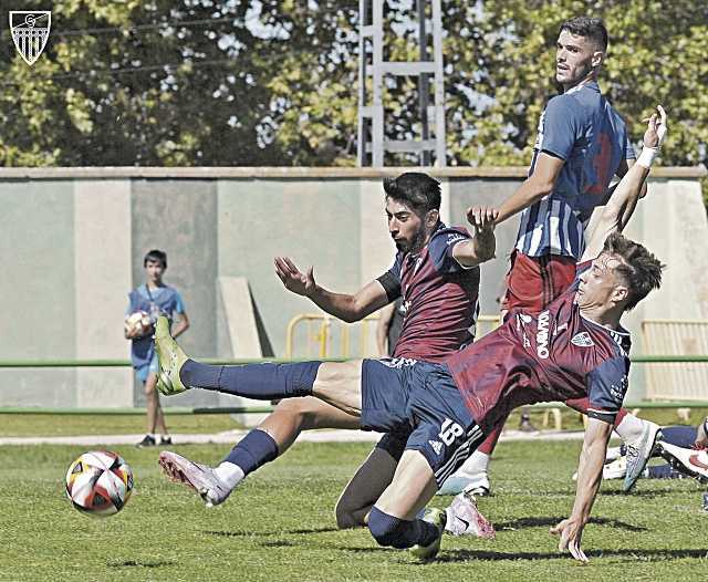 Dani Plomer y Silva no llegan por centímetros a un balón servido desde la banda izquierda del ataque gimnástico./ JUAN MARTÍN-G. SEGOVIANA