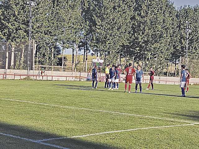 Luis del Barrio coloca el balón en la falta que supuso el 1-0. / FÉLIX S.