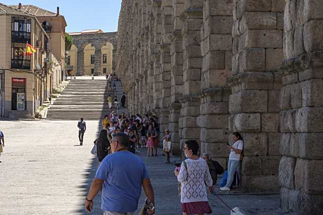 La gente volvía a buscar la sombra como si aún fuera verano.