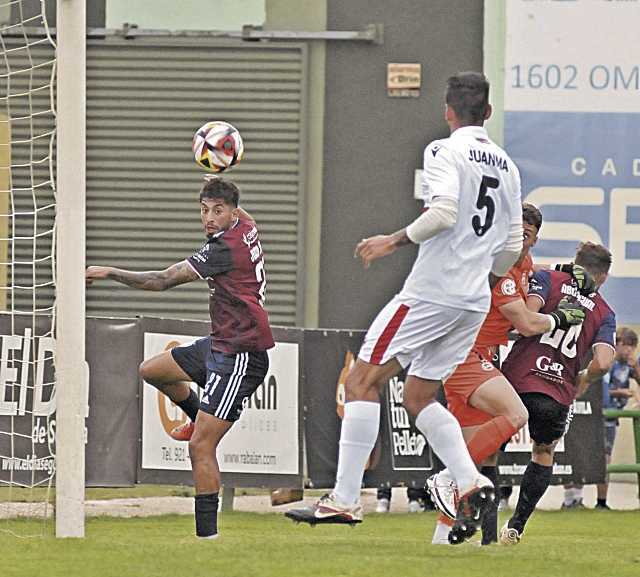 Silva cabecea un balón servido por Fer Llorente y el esférico se pasea cerca de la línea de gol sin que nadie lo logre rematar./ JUAN MARTÍN-G. SEGOVIANA