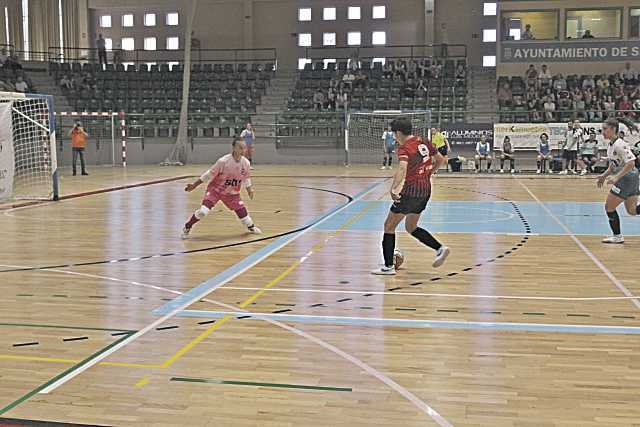 Miri intenta superar a la guardameta en el mano a mano./ A. VÁZQUEZ