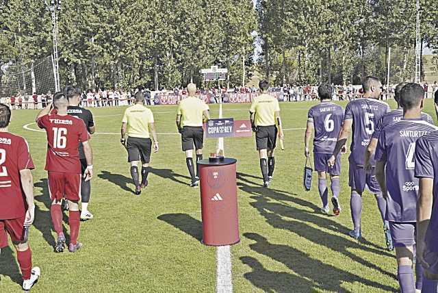 Los jugadores de Turégano y Santurtzi saltan al campo de El Burgo en el partido de Copa./ MIGUEL ÁNGEL FERNÁNDEZ