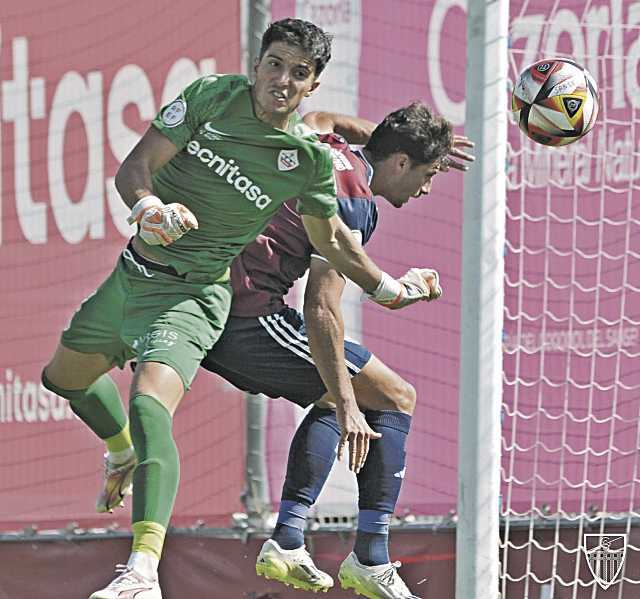 El portero de la UD Sanse se adelanta al intento de remate de cabeza de Astray en una acción de la segunda parte./ JUAN MARTÍN-G. SEGOVIANA