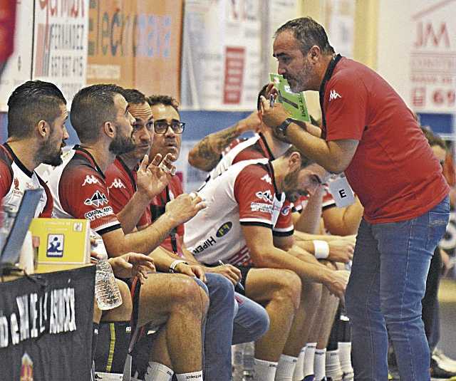 Álvaro Senovilla dialoga con Gonzalo Carró durante un partido./ AMADOR MARUGÁN