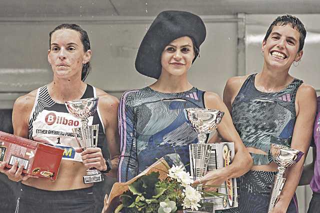 Águeda Marqués, en el centro del podio con la txapela que la acredita como la ganadora de la Milla de Bilbao. / EFE