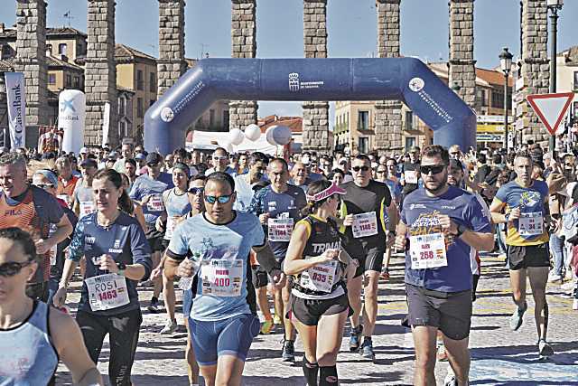 Salida de la pasada edición de la Media Maratón Ciudad de Segovia./ MIGUEL ÁNGEL FERNÁNDEZ