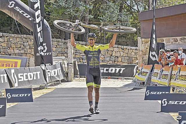 Fran Herrero, entrando como vencedor en una carrera de MTB./ E.A.