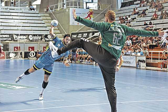 Dani Pérez, a punto de culminar un contragolpe frente a un Leo Tercariol que hizo un gran partido./ ANDREY SAPIZHAK