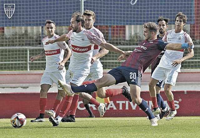 Abel Pascual despeja un balón ante la mirada de cuatro jugadores del UD Sanse./ JUAN MARTÍN-G. SEGOVIANA