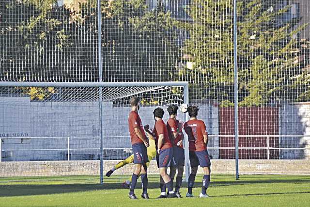 De esta forma consiguió el CD Cuéllar el gol que significaba el 2-1 con el que remontaba al Monzoncillo./ CD CUÉLLAR