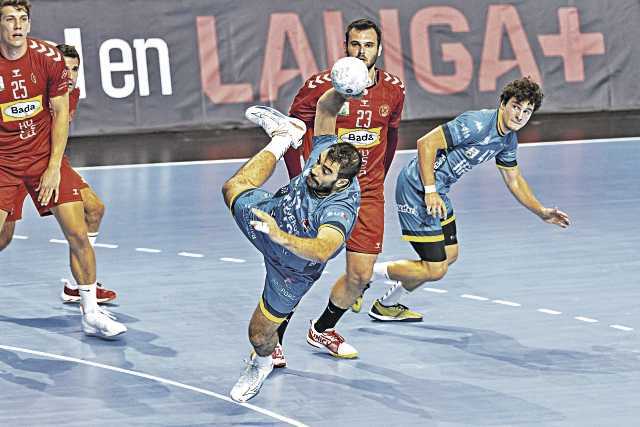 Gonzalo Carró ejecuta un lanzamiento desde los seis metros./  ANDREY SAPIZHAK