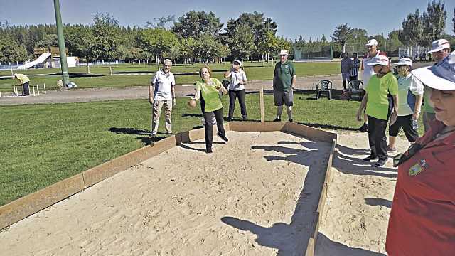 Jugando al Billar romano Femenino./ DELEGACIÓN