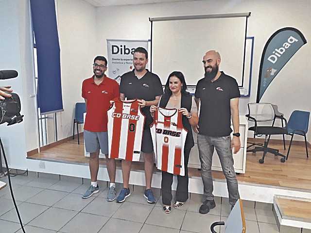 Los representantes del CD Base junto a Mónica Tejedor, directora general de Dibaq, tras la firma de acuerdo. / J.M.