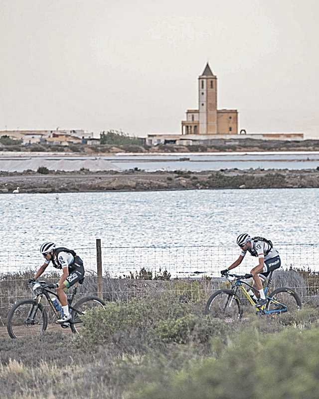 Dos ciclistas bordean un río durante una de las etapas./ TITAN DESERT