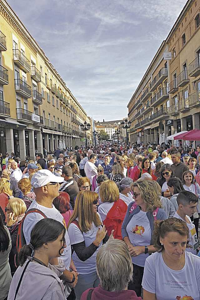 Panorámica de la avenida de la Constitución llena de participantes. / DIEGO GÓMEZ