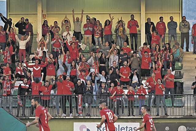 Aficionados viendo un partido del Turégano. / NEREA LLORENTE