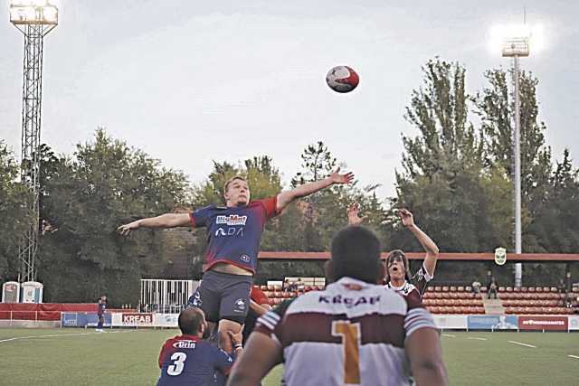 Los jugadores del Lobos y el Alcobendas saltan intentando hacerse con el balón en una touch./ BIGMAT