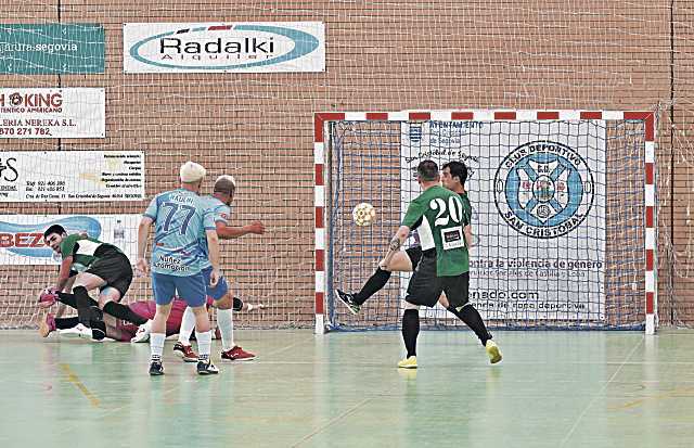 En la imagen de archivo, un gol del San Cristóbal./ MIGUEL ÁNGEL FERNÁNDEZ