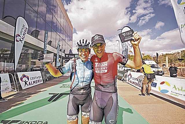 Fran Herrero y Tessa Kortekaas, ganadores de la Skoda Titan Desert Almería./ TITAN DESERT