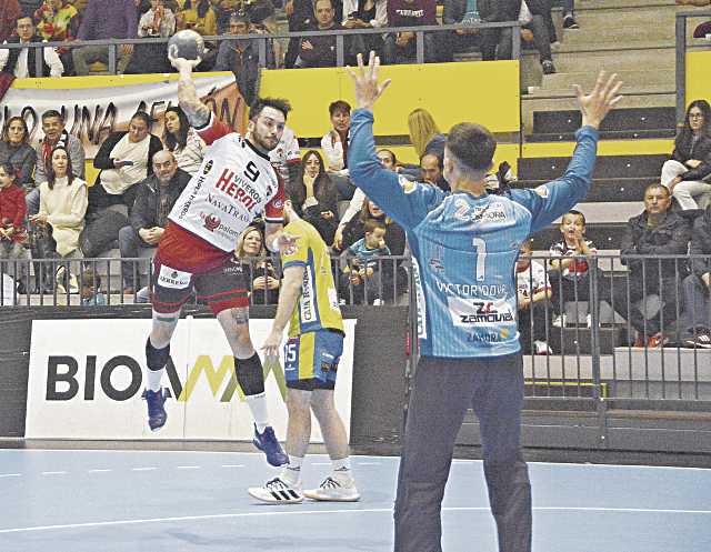 Dani Pérez entra por el extremo derecho ante el Zamora./ A. MARUGÁN