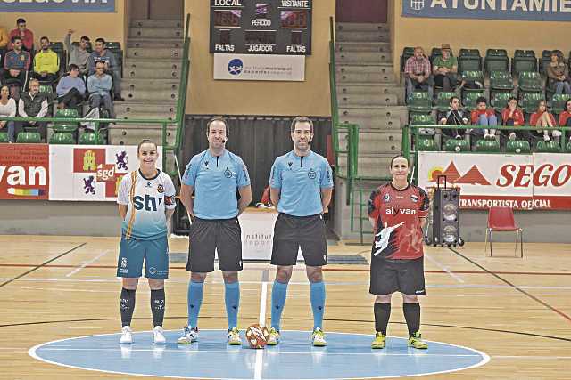 Las capitanas, junto a los árbitros en el pasado partido de Copa./ KAMARERO