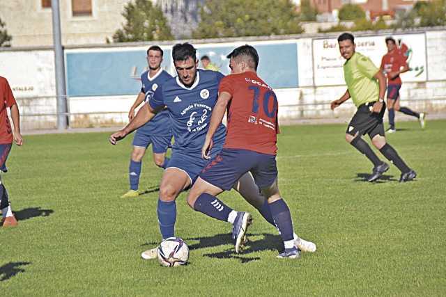 Imagen del encuentro jugado en el campo de Santa Clara por el CD Cuéllar y el Mozoncillo./ CD CUÉLLAR