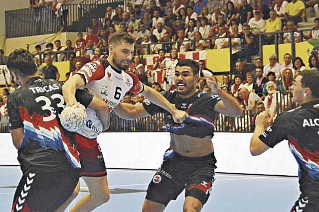 Borja Méndez, frenado por dos rivales del Bledio Sinfín durante el encuentro jugado en Nava de la Asunción. / AMADOR MARUGÁN