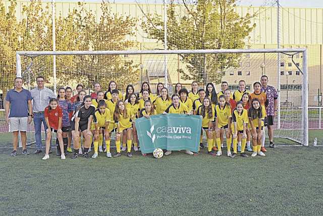 Foto da familia del CD Quintanar femenino con Caja Rural./ CAJA RURAL