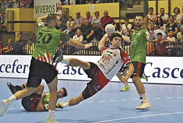 Smetanka, en una de sus acciones características entrando hasta los seis metros. / AMADOR MARUGÁN