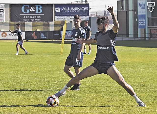 Silva intercepta un balón durante uno de los últimos entrenamientos de la Segoviana./ JUAN MARTÍN-G. SEGOVIANA