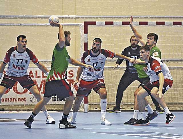 El Balonmano Nava sale vivo de la montaña rusa (30-28) 2 35 2