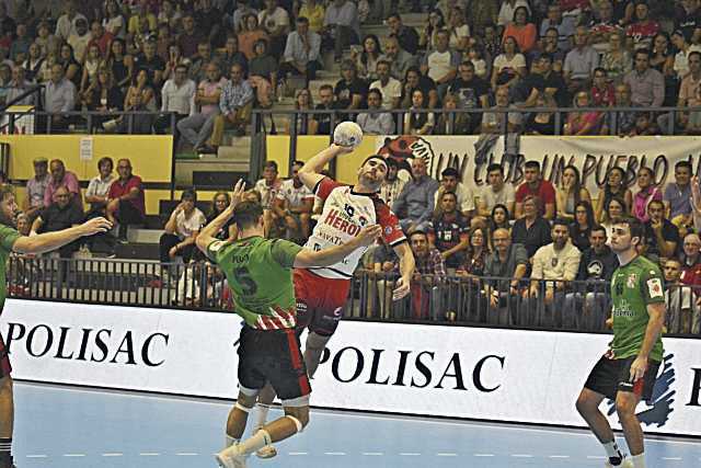 El Balonmano Nava sale vivo de la montaña rusa (30-28) 3 35 3 1