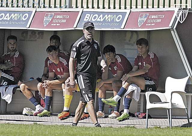 Ramsés da instrucciones a sus jugadores durante el encuentro jugado en La Albuera frente al Mensajero./ JUAN MARTÍN-G. SEGOVIANA