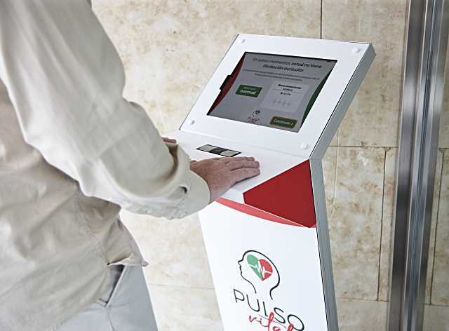 Un ‘Pulso Vital’ para detectar el ictus 1 Una persona utiliza el punto de salud de Pulso Vital.