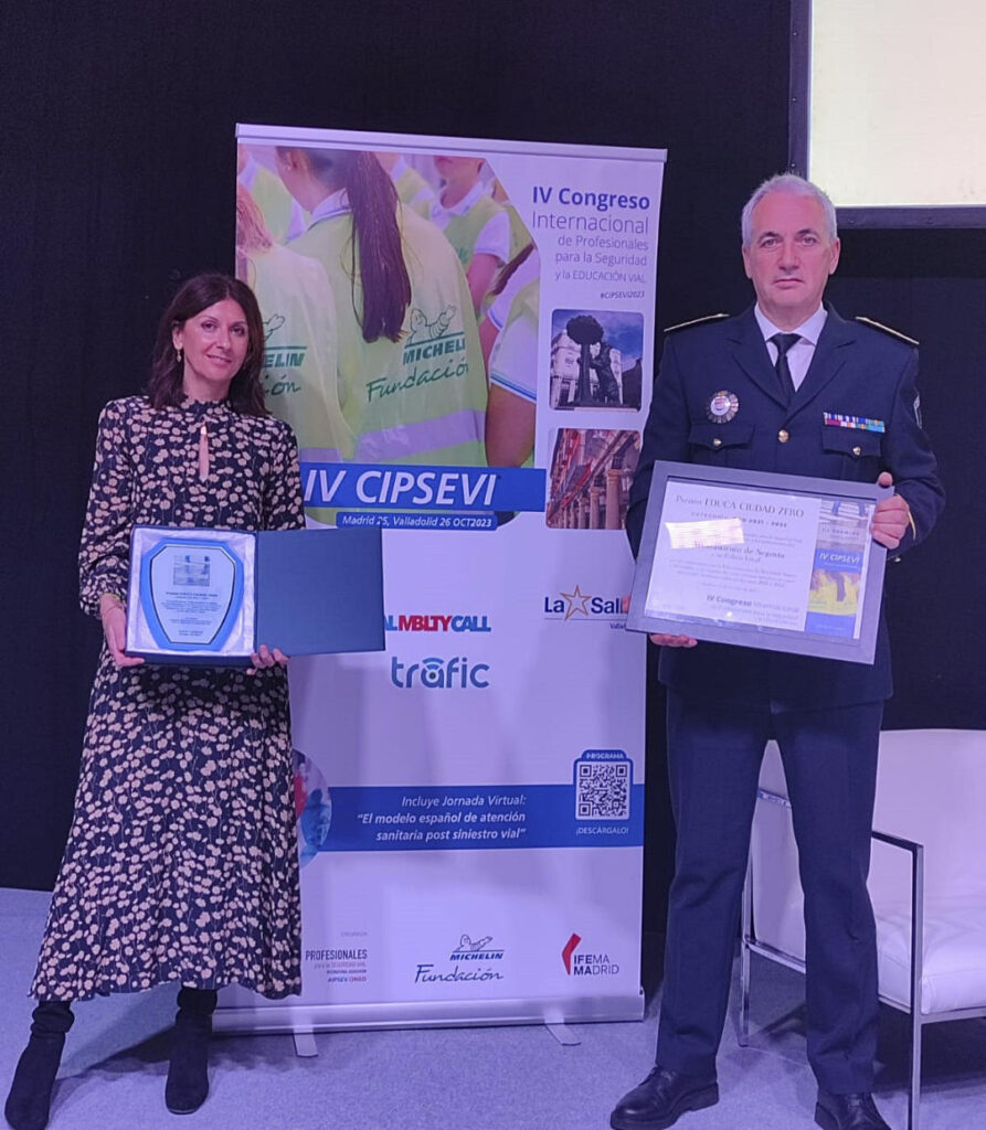 Raquel Alonso y Vicente Sanz recogen el premio.