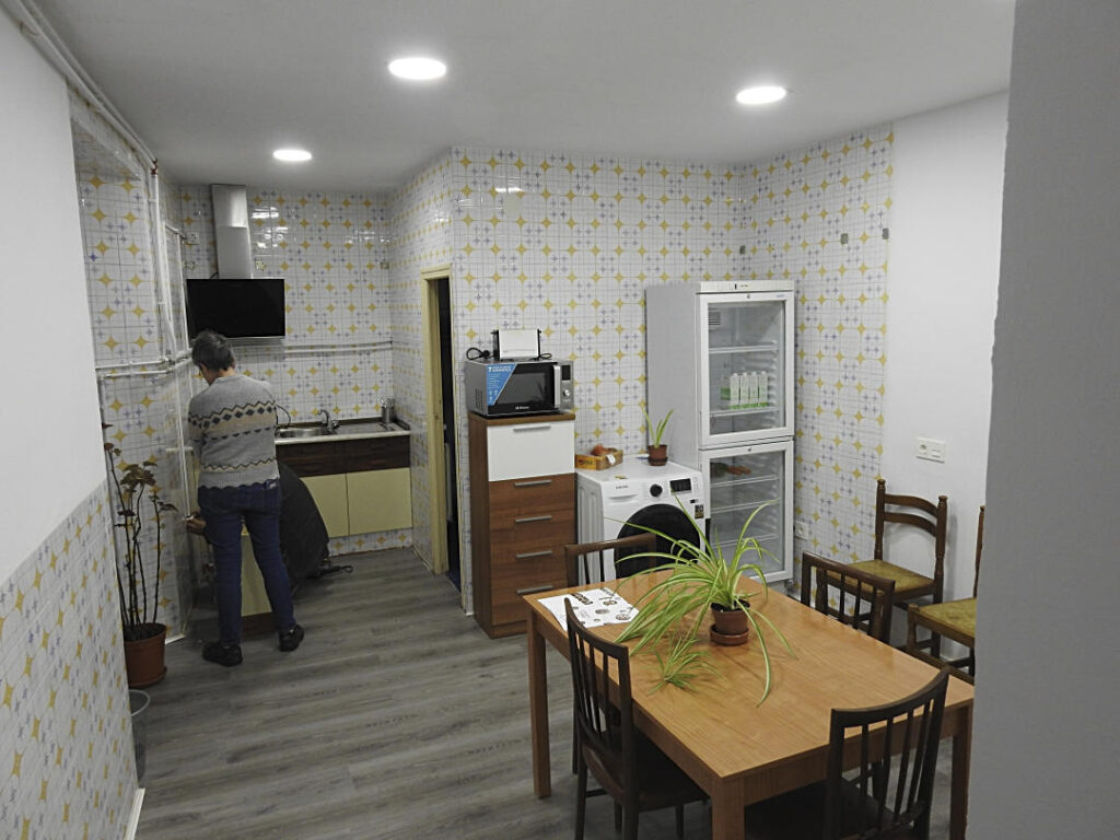 También cuenta con un comedor y cocina. También cuenta con un comedor y cocina.