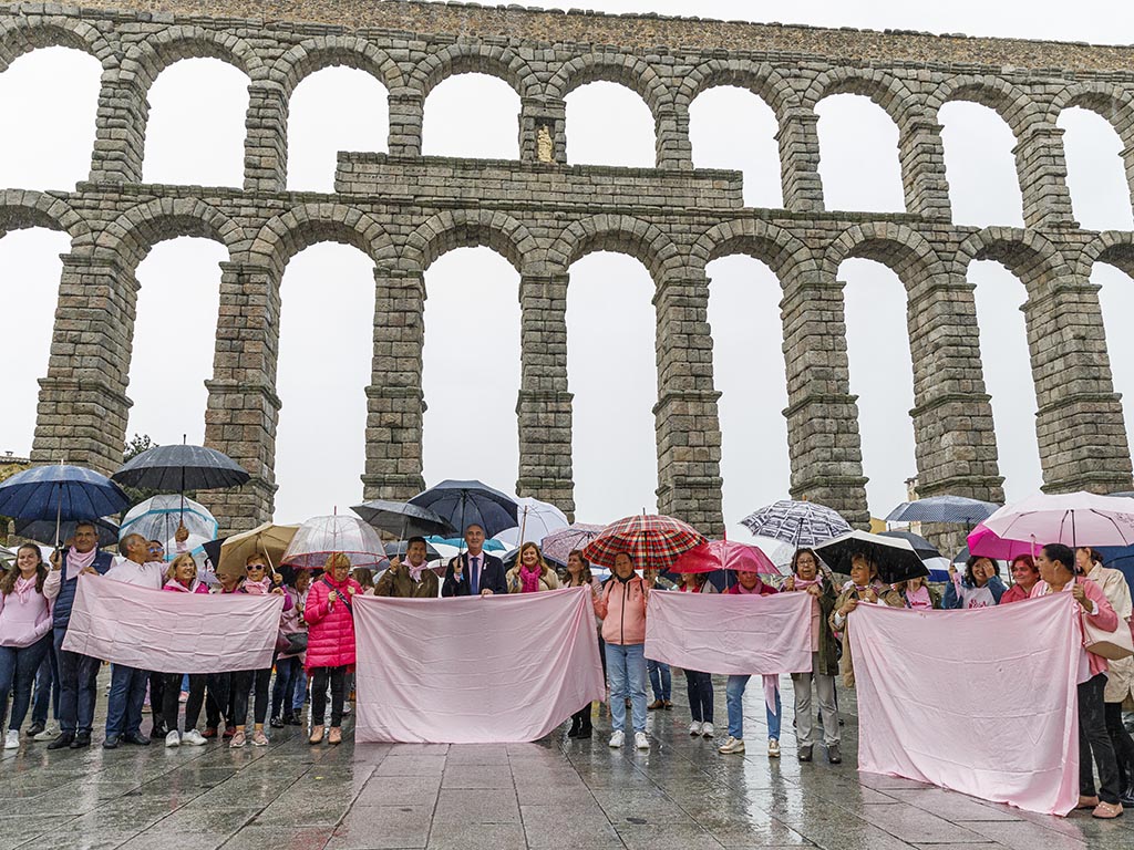 Cadena humana por el Día Mundial del Cáncer de Mama. / NACHO VALVERDE - ICAL