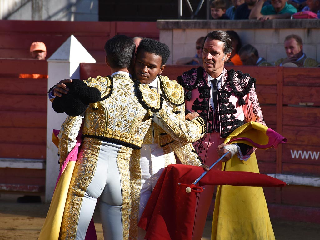 Momento de la alternativa de Igor Pereira en Cantalejo, a manos de Uceda Leal y en presencia de Gómez del Pilar. / A.M.