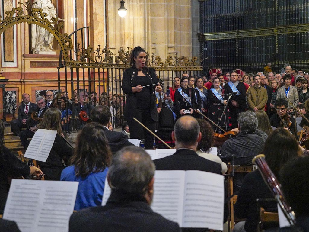 Interpretación del ‘Villancico de San Frutos’ en la Catedral de Segovia, dirigido por Cristina Ortiz Monreal. / MIGUEL ÁNGEL FERNÁNDEZ