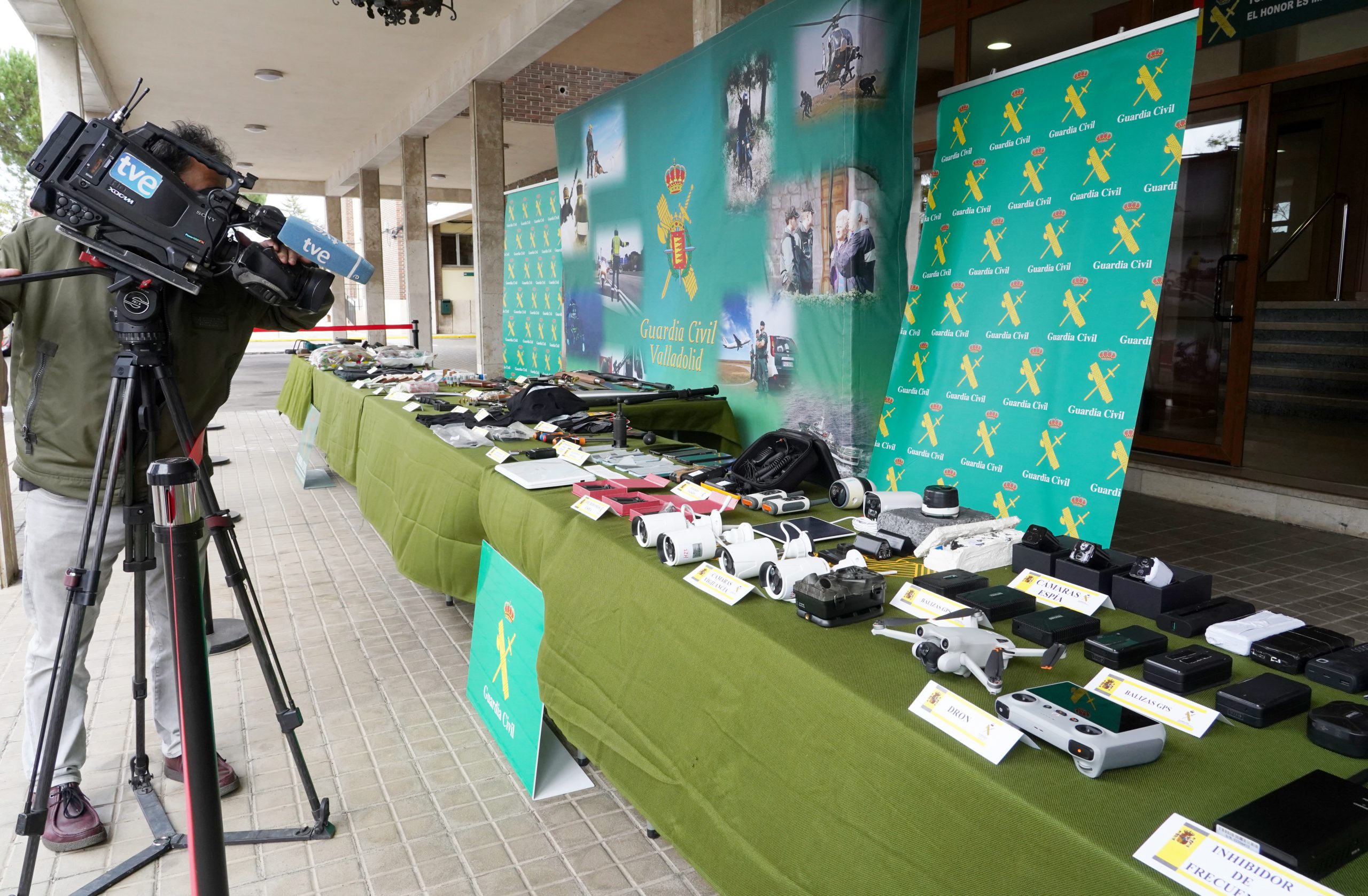 Efectos incautados por la Guardia Civil. / Miriam Chacón