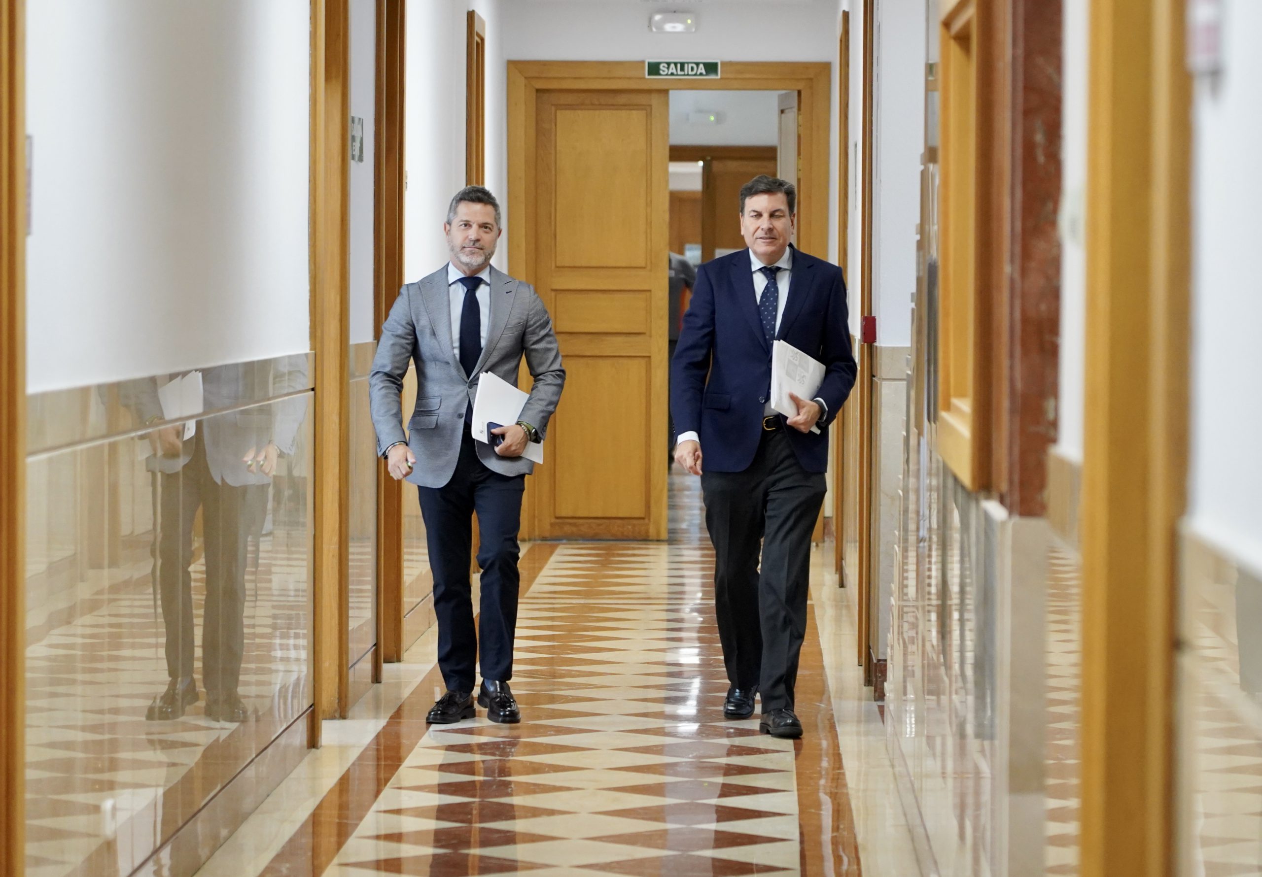 El Consejero de Economía y Hacienda, de camino a la rueda de prensa posterior al Consejo de Gobierno de ayer. / Leticia Pérez