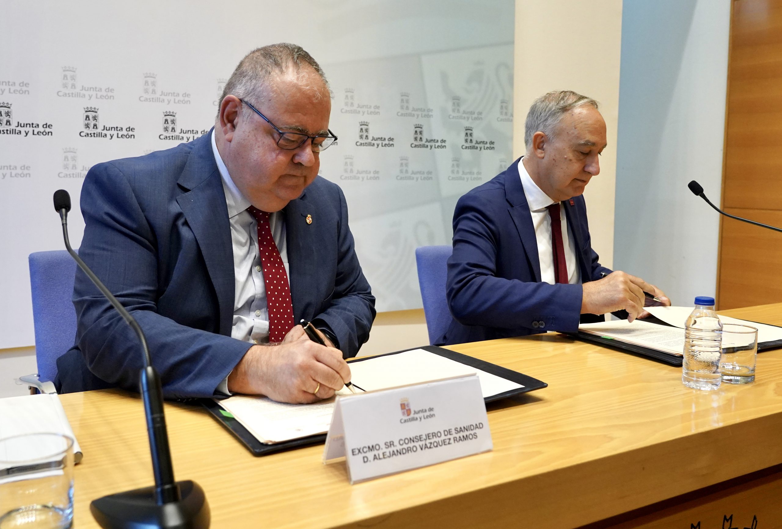 Vázquez y el rector de la UVA firman el convenio que pone en marcha el Instituto de Investigación Biosanitario. / Leticia Pérez