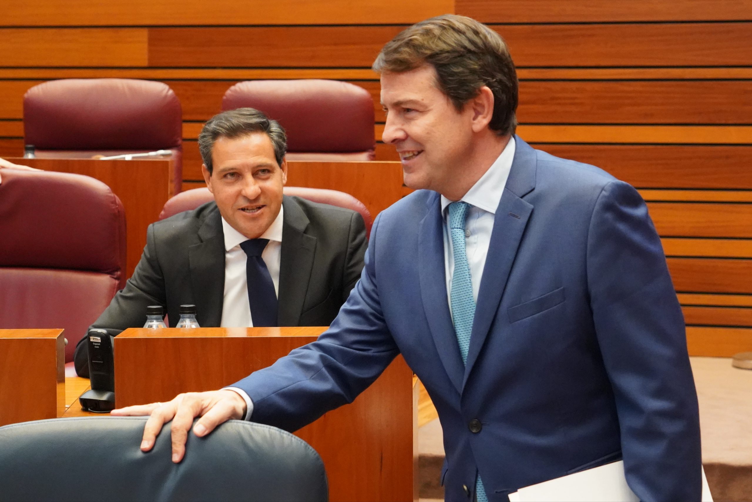 El presidente de la Junta de Castilla y León, Alfonso Fernández Mañueco, durante el Pleno de ayer en las Cortes. / Miriam Chacón