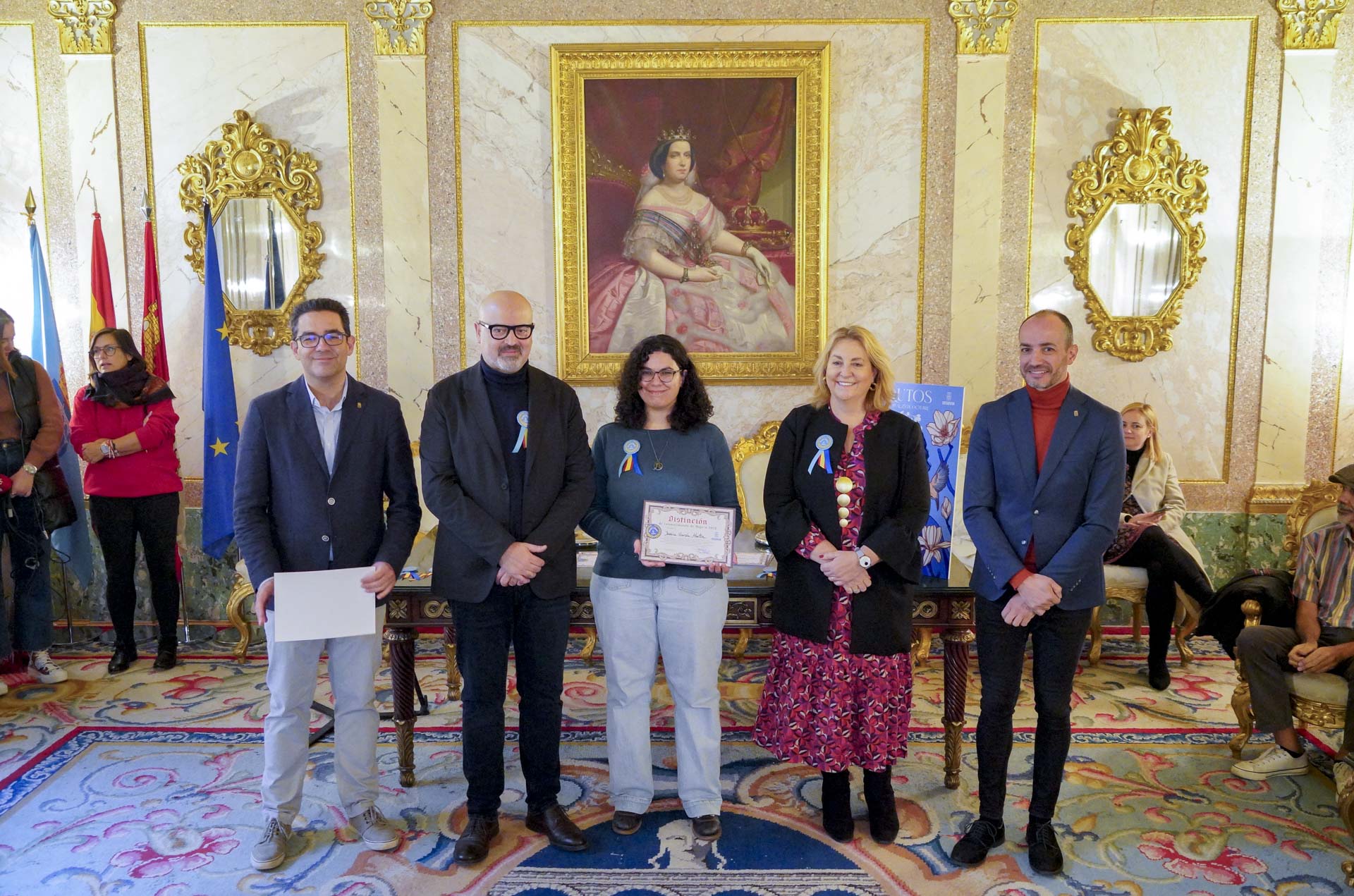 Los nuevos ‘majos y majas’ reciben un diploma acreditativo y una distinción en el Ayuntamiento