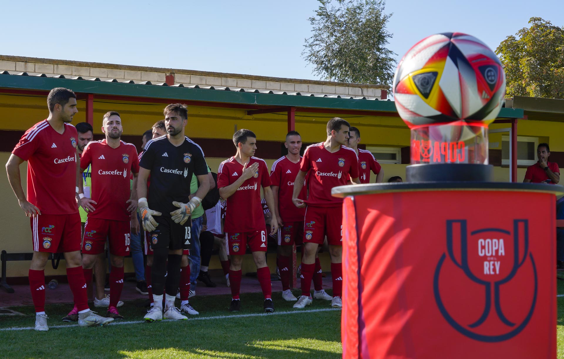 Los jugadores del Turégano esperan su salida al campo en el partido ante el Santurtzi./ MIGUEL ÁNGEL FERNÁNDEZ