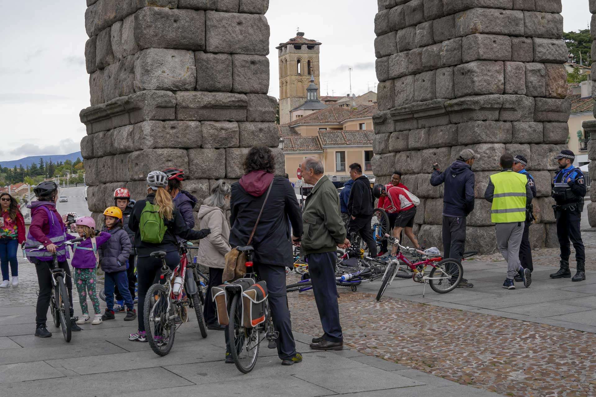 El frío que había en Segovia por la mañana afectó en la participación de la marcha de Bicicla. 2023
