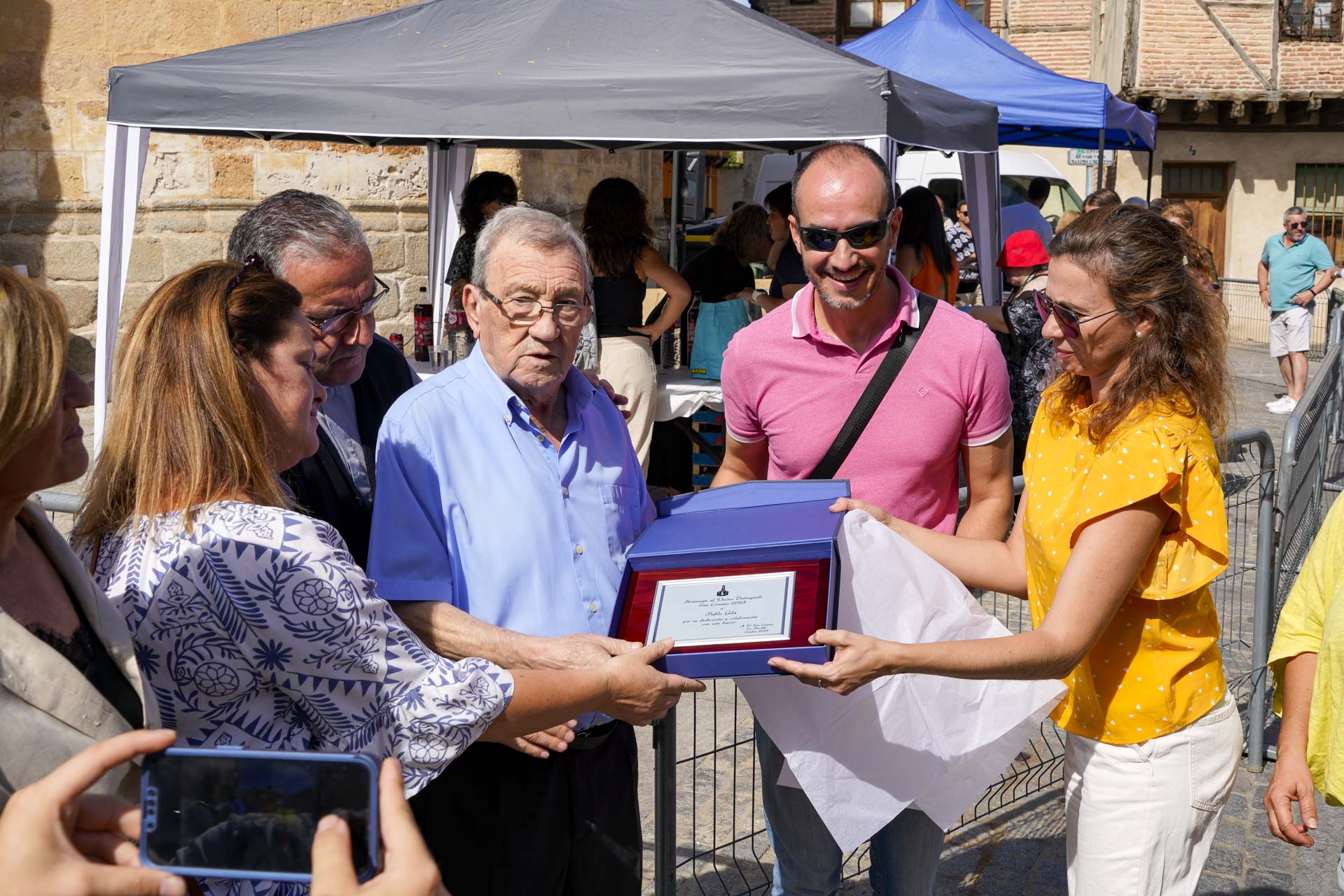 Pablo Gila recibe la placa que le acredita como vecino distinguido del año.
