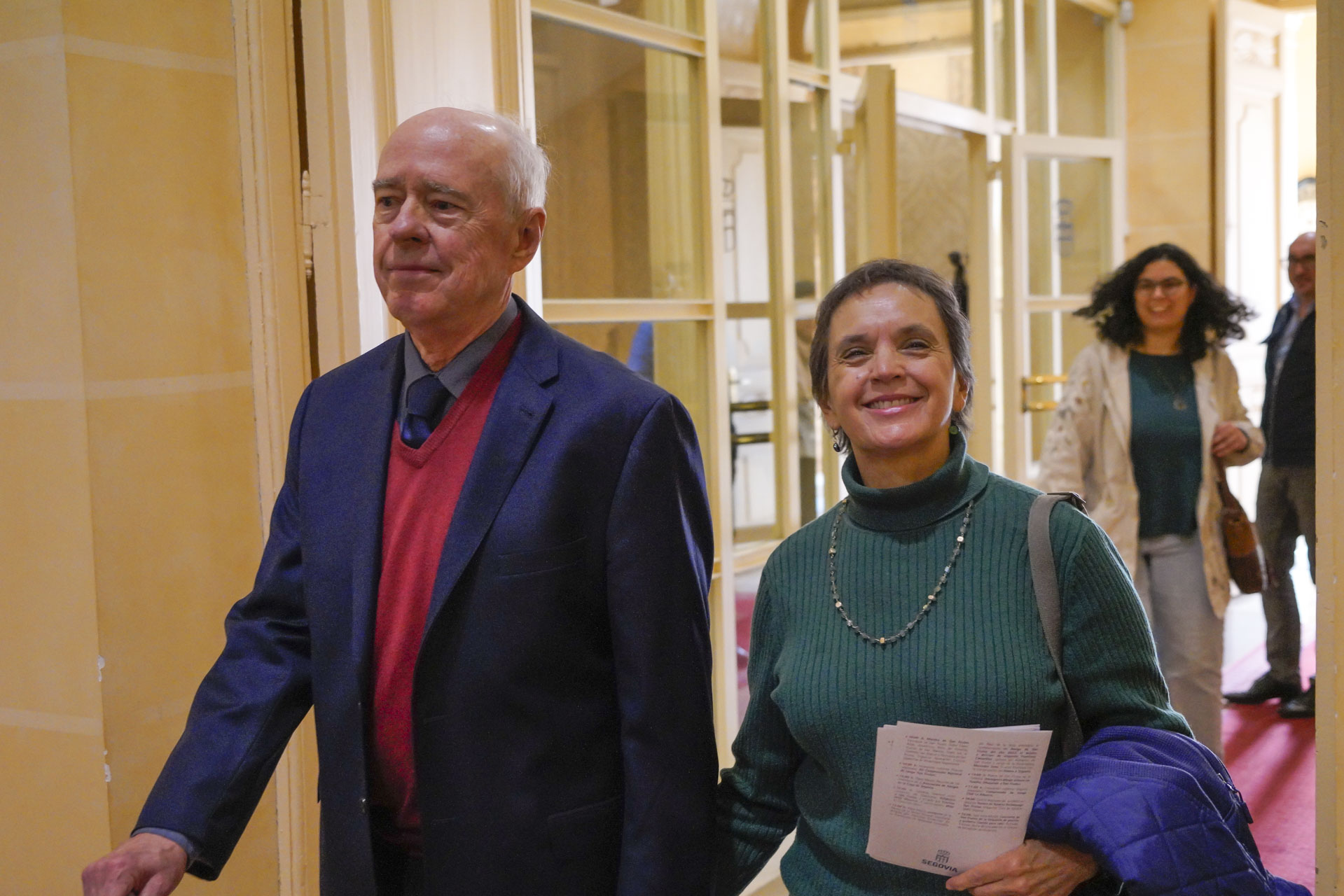 Un 'majo' y una 'maja' acuden al Ayuntamiento.