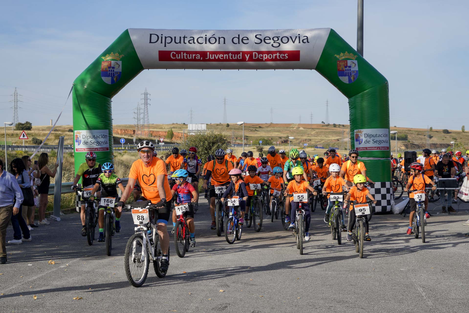 Momento de la salida de la marcha solidaria del Día de la Bicicleta.